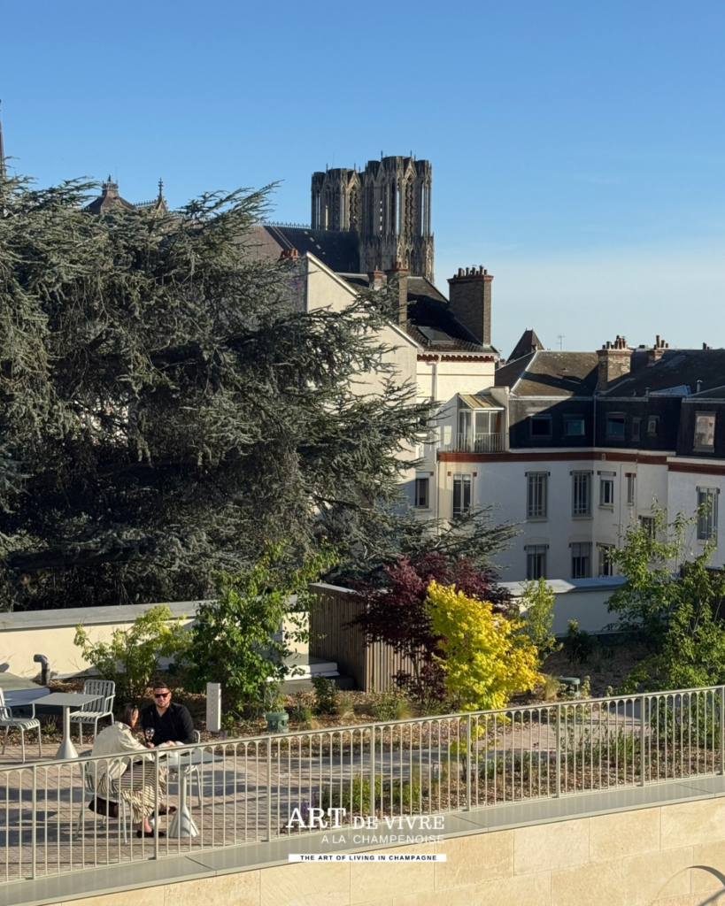 Rooftop Le 3 Champagne Thiénot avec vue sur la cathédrale de Reims