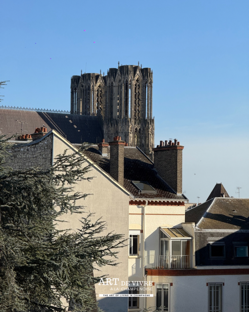 Dégustation de champagne face à la cathédrale de Reims
