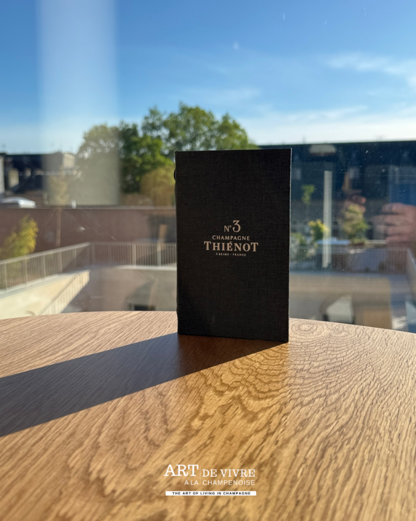 Espace détente du rooftop Le 3 avec vue sur Reims