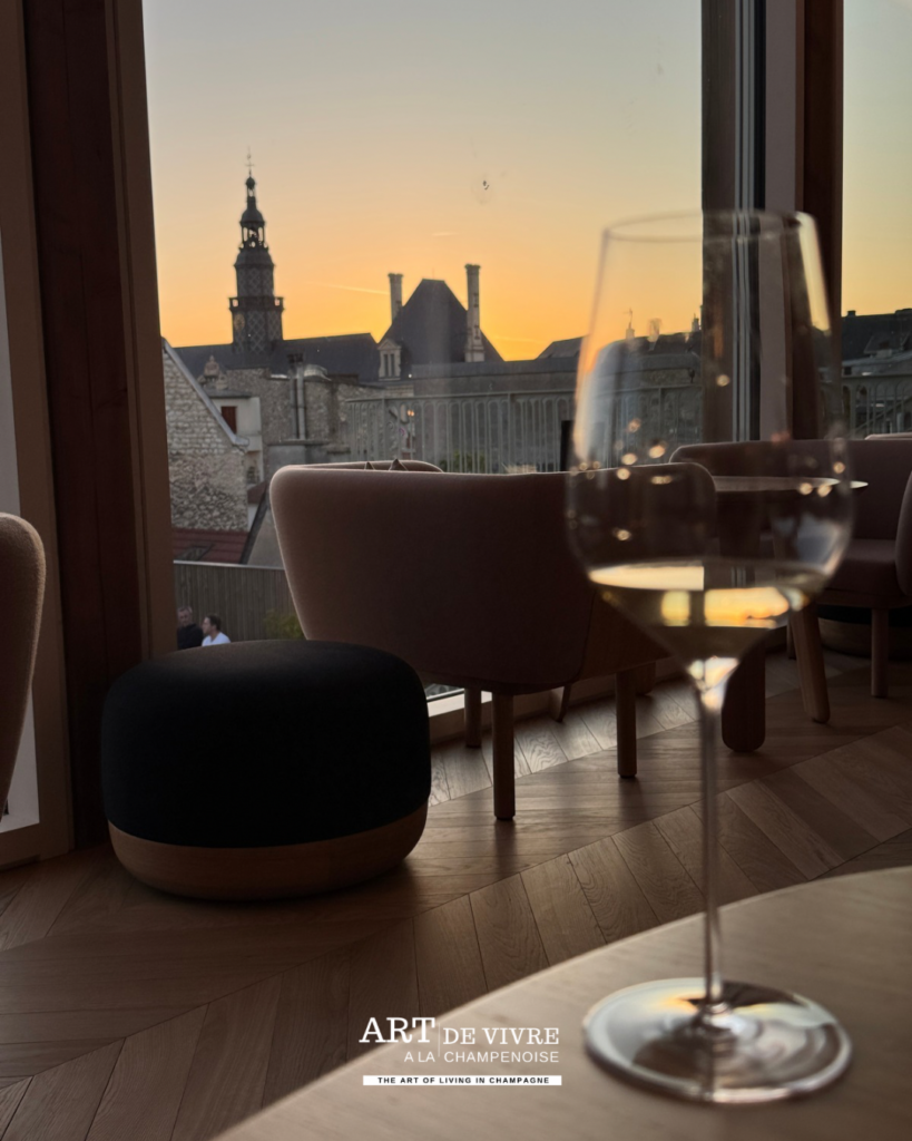Vue sur l’Hôtel de Ville de Reims depuis Le 3