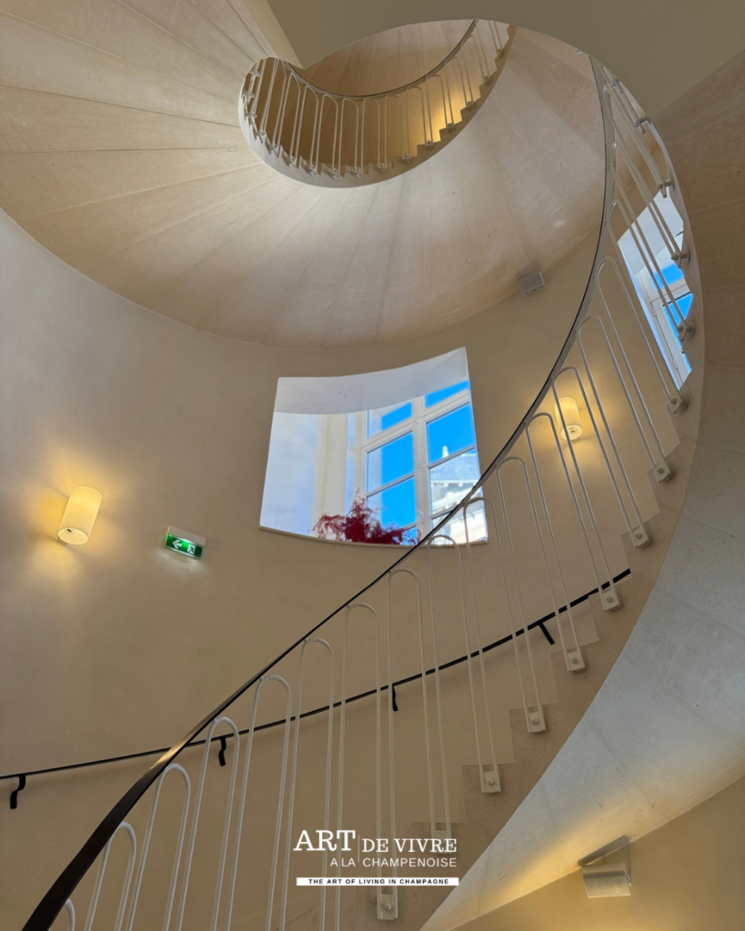 Détails architecturaux de l'escalier particulier pour l'accès au rooftop Le 3 Champagne Thiénot