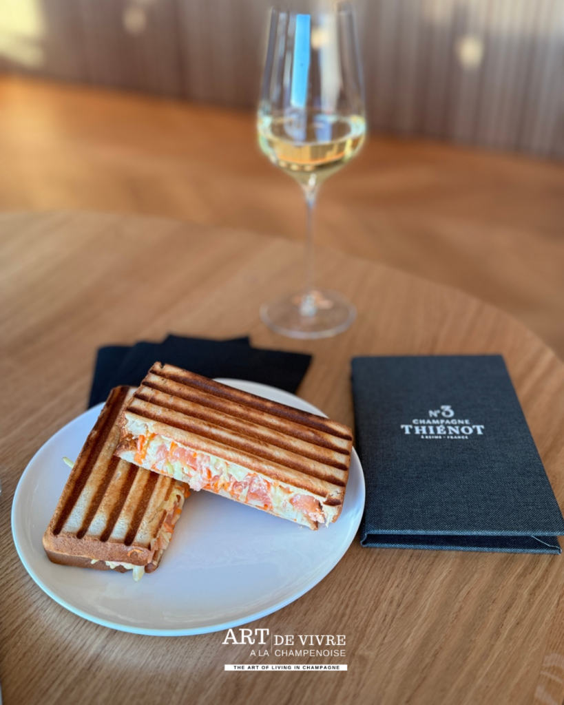 Croque au saumon servie au bar Le 3 à Reims