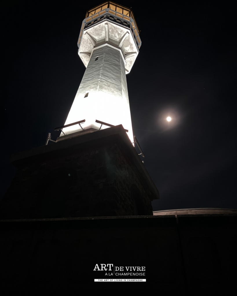 Vue nocturne sous la pleine lune du Phare de Verzenay dans la Montagne de Reims