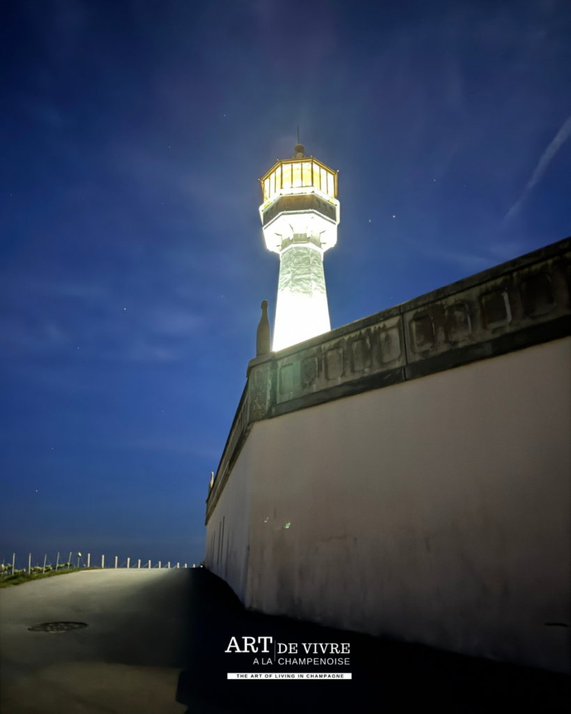 Vue nocturne du Phare de Verzenay dans la Montagne de Reims sous un ciel étoilé