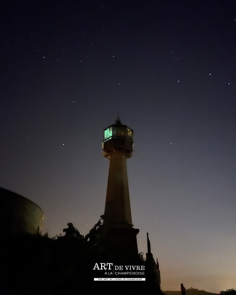 Vue nocturne du Phare de Verzenay dans la Montagne de Reims