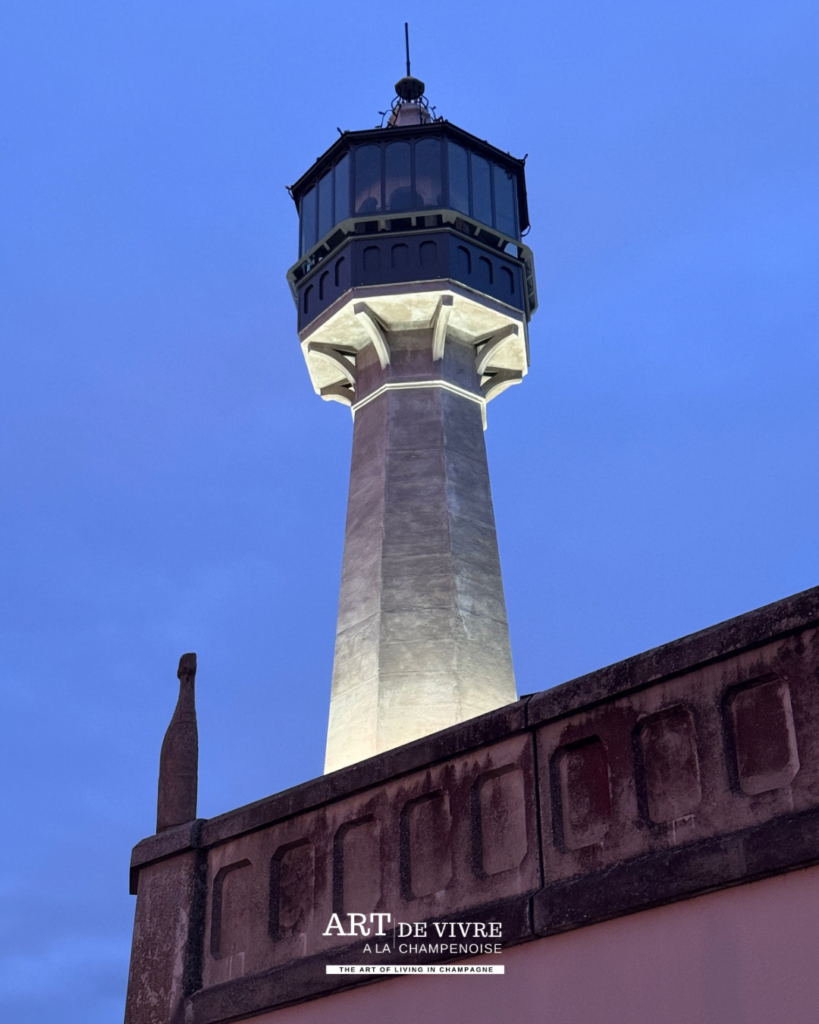 Le Phare de Verzenay illuminé au cœur des vignes de Champagne