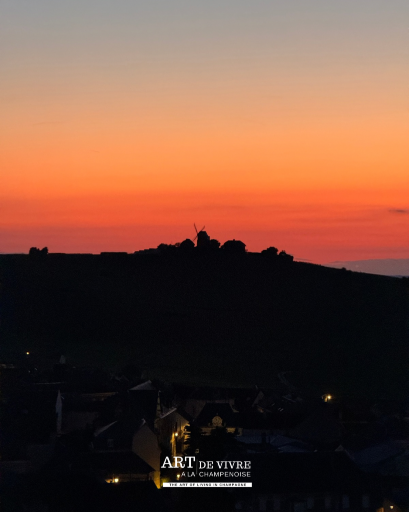 Vue nocture depuis le Phare de Verzenay dans la Montagne de Reims sur le village de Verzenay
