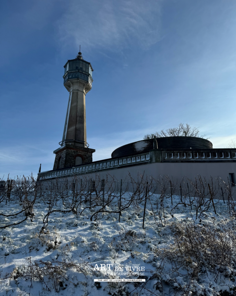 Le Phare de Verzenay dans la Montagne de Reims en hiver depuis les vignes