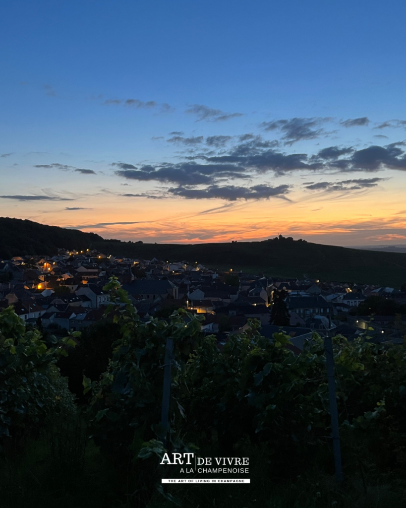 Vue nocturne depuis le Phare de Verzenay dans la Montagne de Reims sur le village de Verzenay sunset
