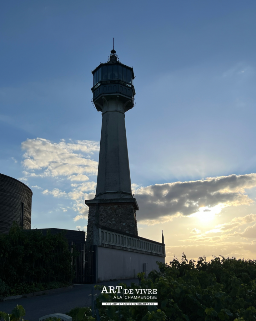 Phare de Verzenay de nuit au milieu du vignoble champenois