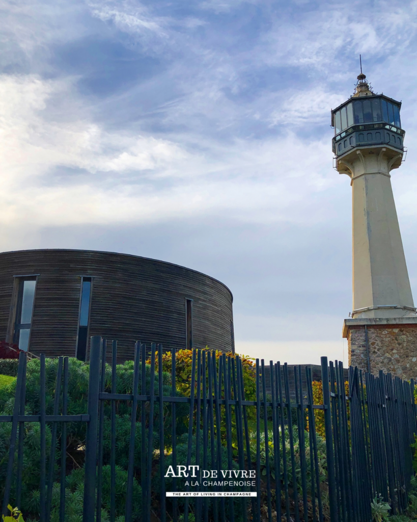 Phare de Verzenay en automne au milieu du vignoble champenois