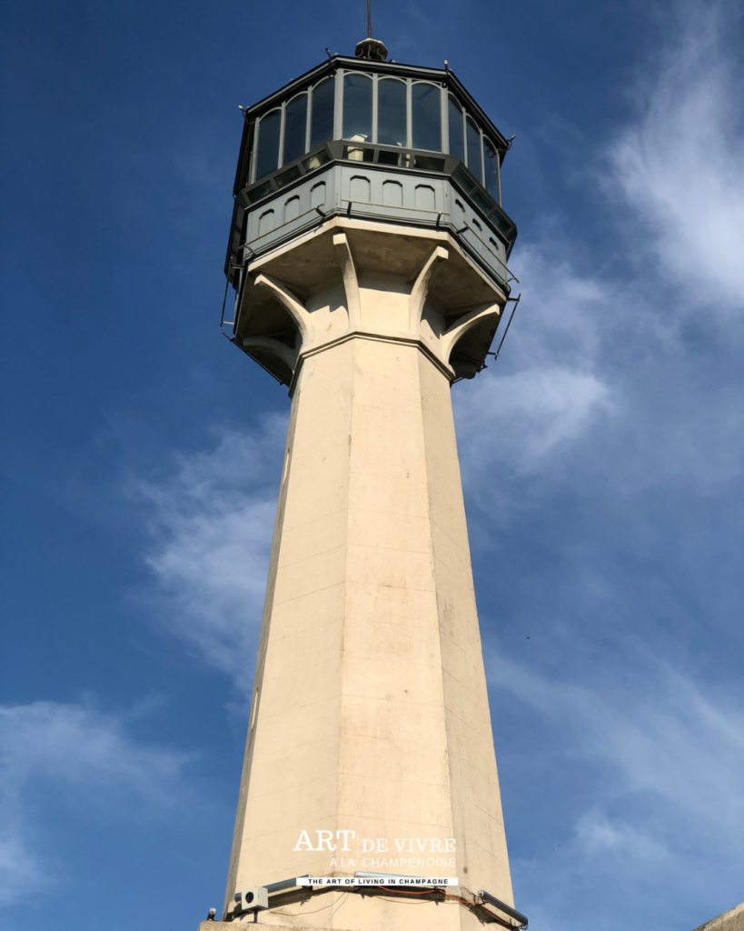 la tour du phare de Verzenay au soleil