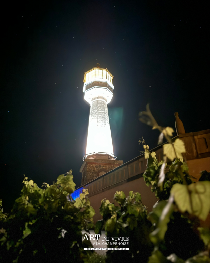 Phare de Verzenay de nuit au milieu du vignoble champenois