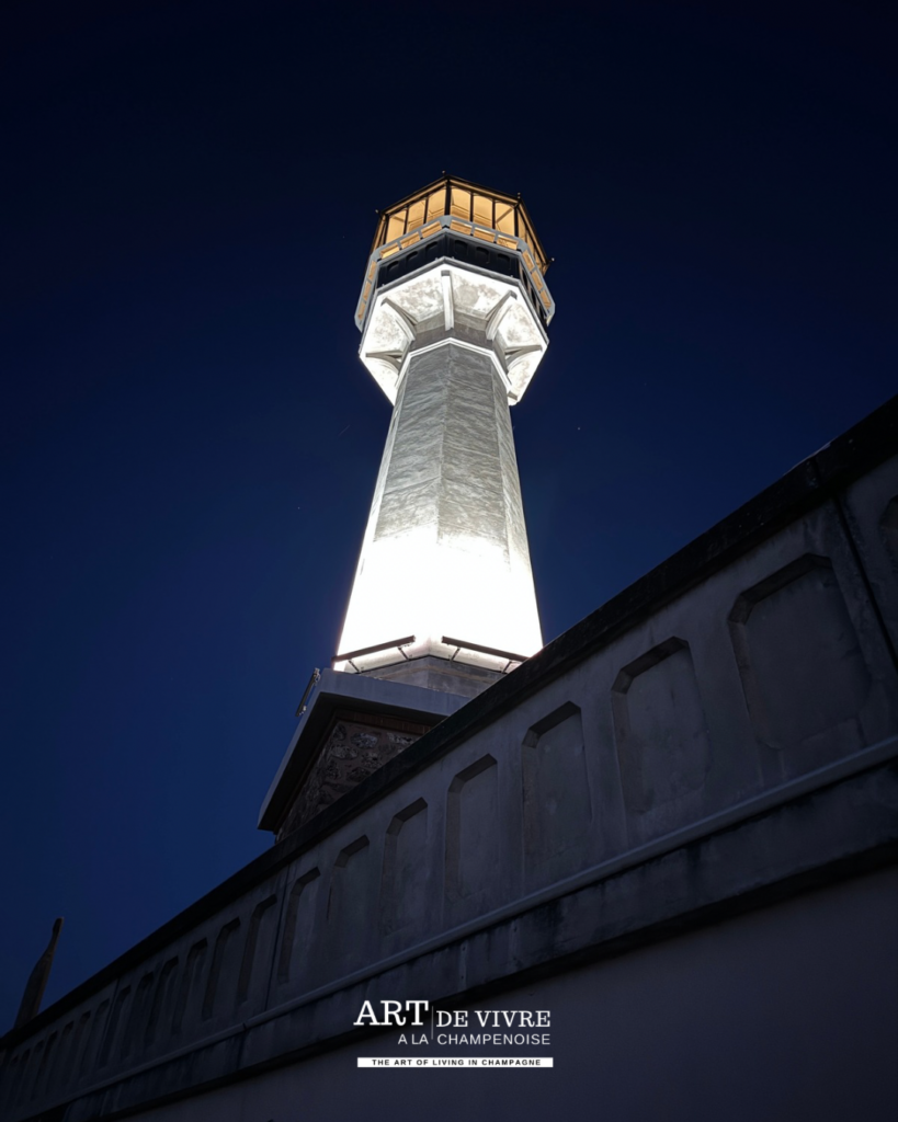 Vue nocturne du Phare de Verzenay dans la Montagne de Reims