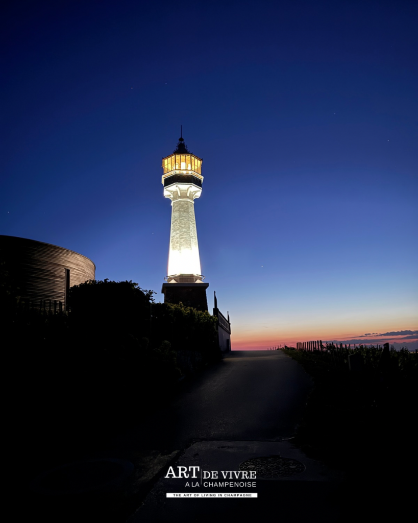 Phare de Verzenay de nuit au milieu du vignoble champenois