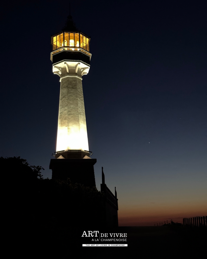 Phare de Verzenay de nuit au milieu du vignoble champenois