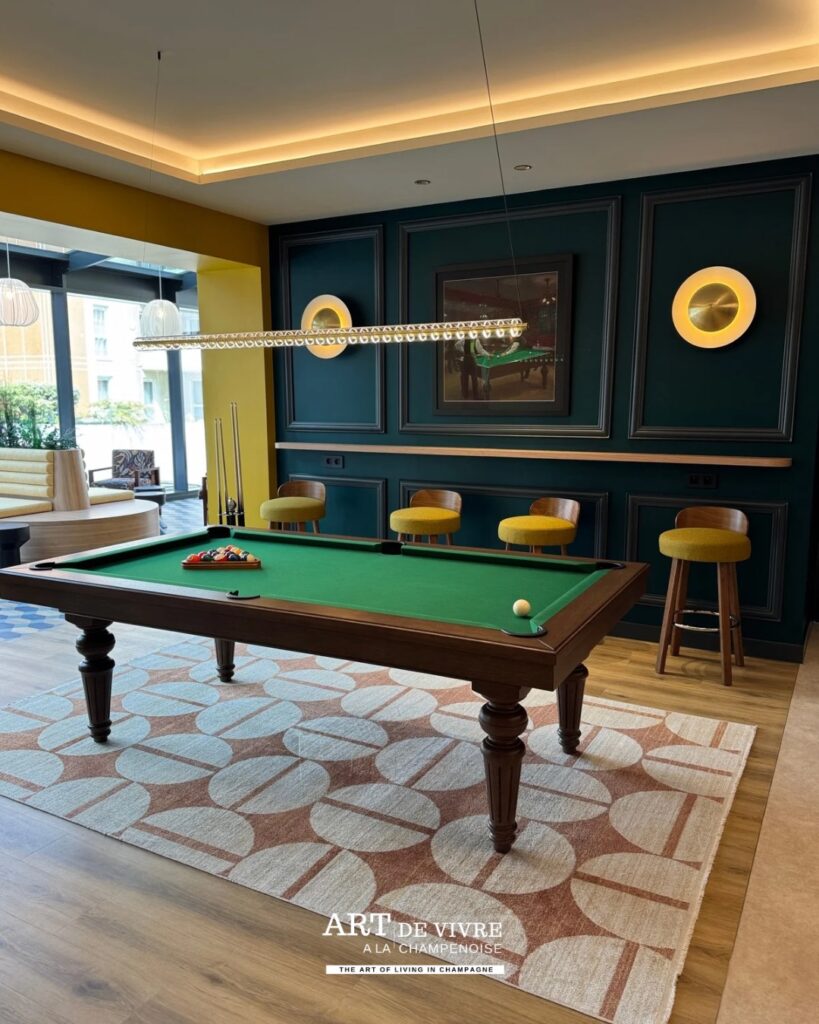 Billard et baby-foot dans les espaces de loisirs de l'hôtel