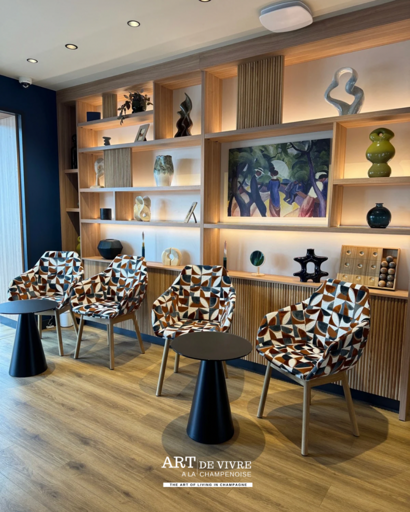Coin détente et coworking au rez-de-chaussée de l'hôtel