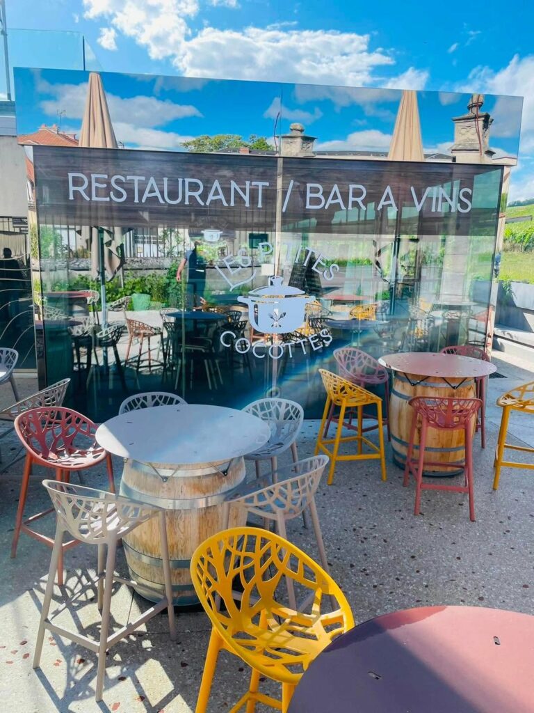 la terrasse du restaurant Les P'tites Cocottes installé au sein de Pressoria à Aÿ-Champagne
