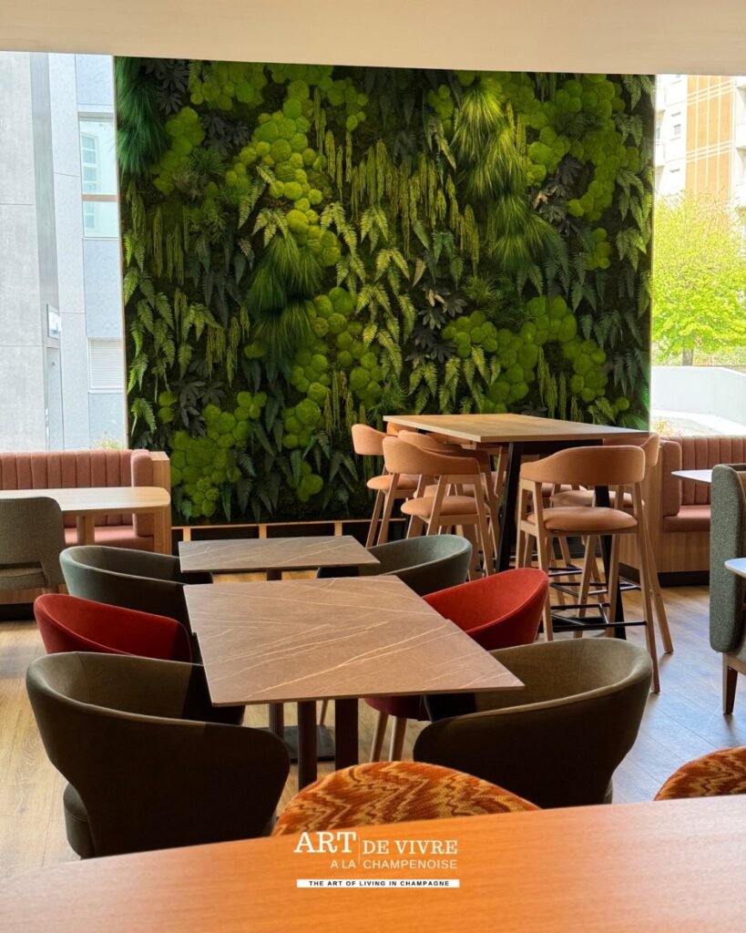 Salle de restauration contemporaine du Four Points by Sheraton