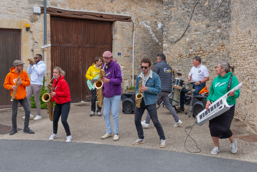 groupe en concert à Art et Jazz dans ma cour à Hermonville