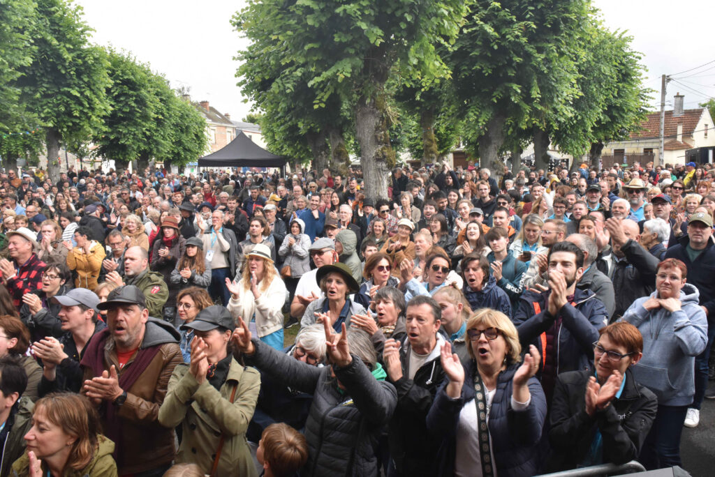 un public nombreux lors du festival Art et Jazz dans ma cour à Hermonville