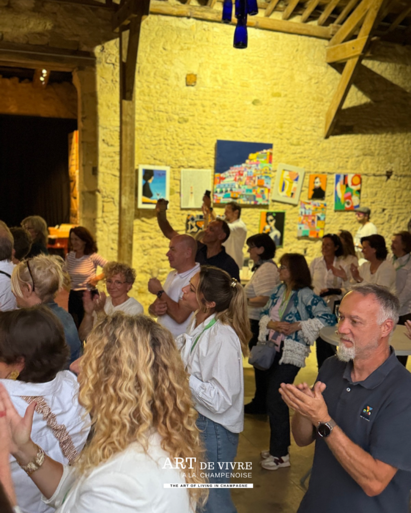 Ambiance conviviale lors du lancement du festival Art & Jazz dans ma cour