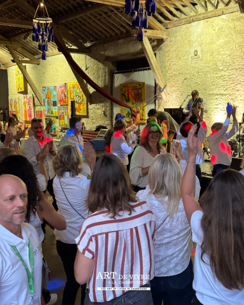 Ambiance conviviale lors du lancement du festival Art & Jazz dans ma cour 2