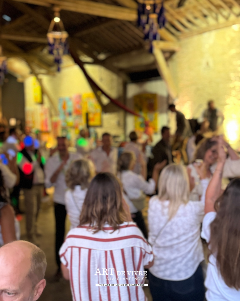 Ambiance conviviale lors du lancement du festival Art & Jazz dans ma cour 3