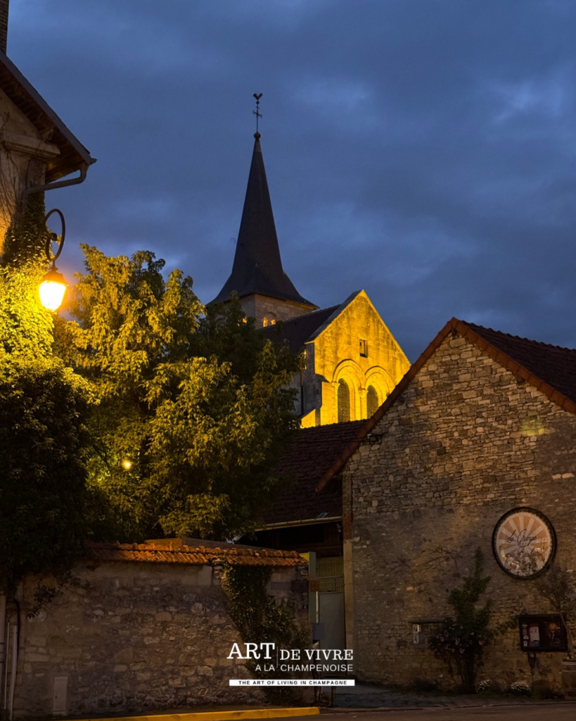 Promenade nocturne au cœur du village avant le week-end du festival