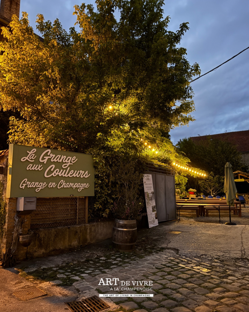 La grange aux couleurs en nocturne au cœur du village avant le week-end du festival