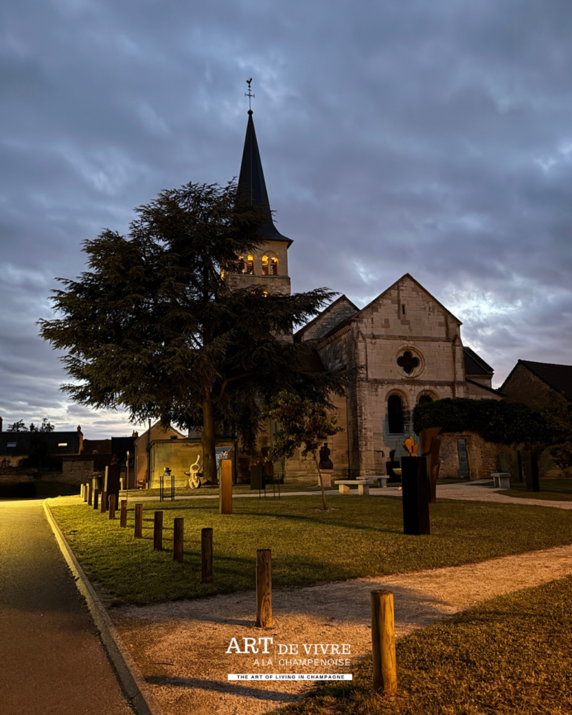 Eglise Promenade nocturne au cœur du village avant le week-end du festival