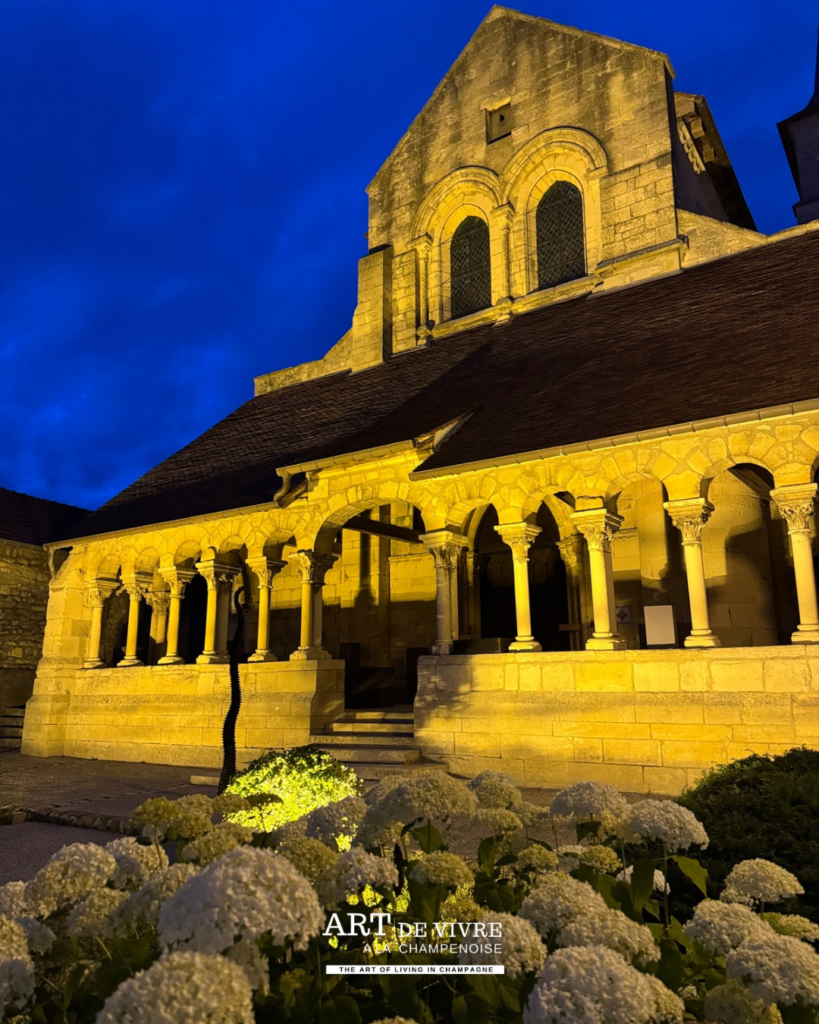 Eglise illuminée Promenade nocturne au cœur du village avant le week-end du festival