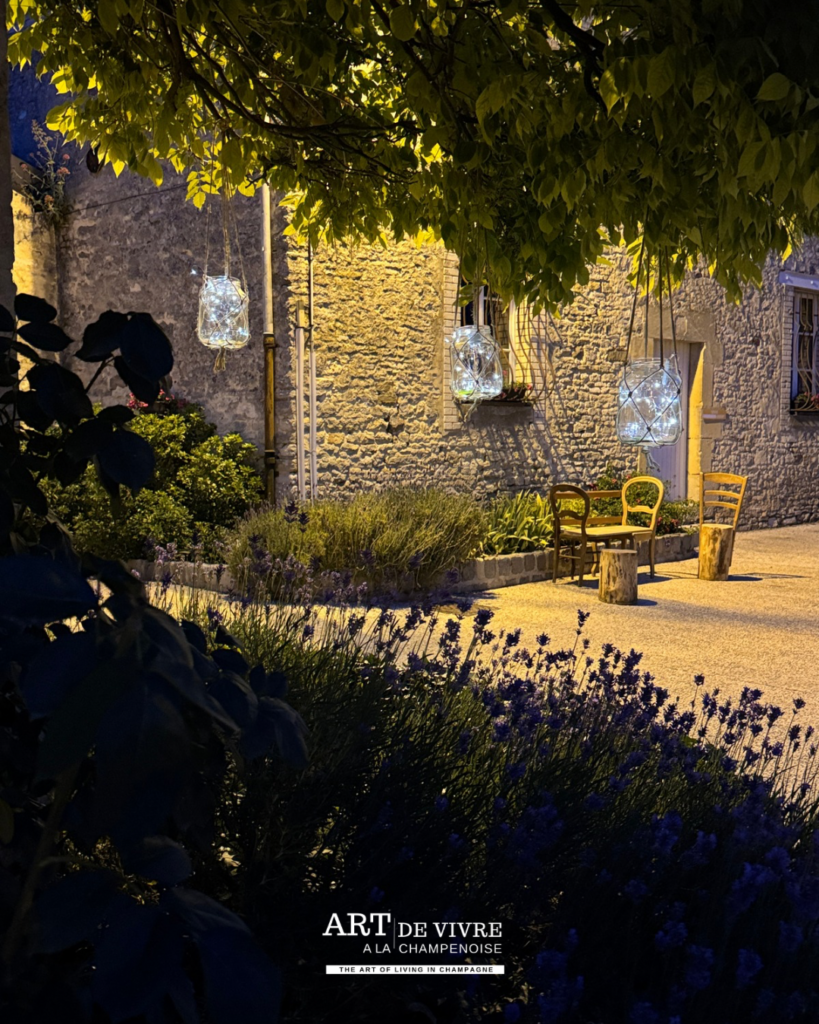 Promenade nocturne au cœur du village d'hermonville avant le week-end du festival