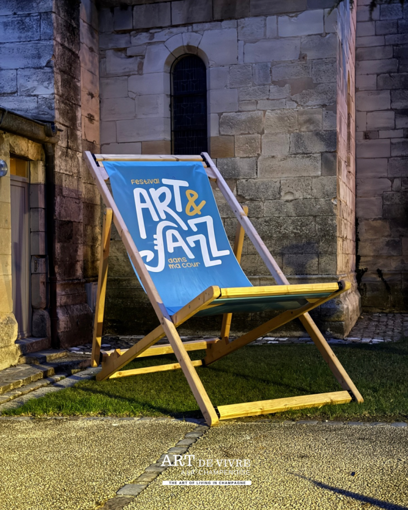 Chaise longue monumentale d'Art & Jazz dans ma cour à Hermonville