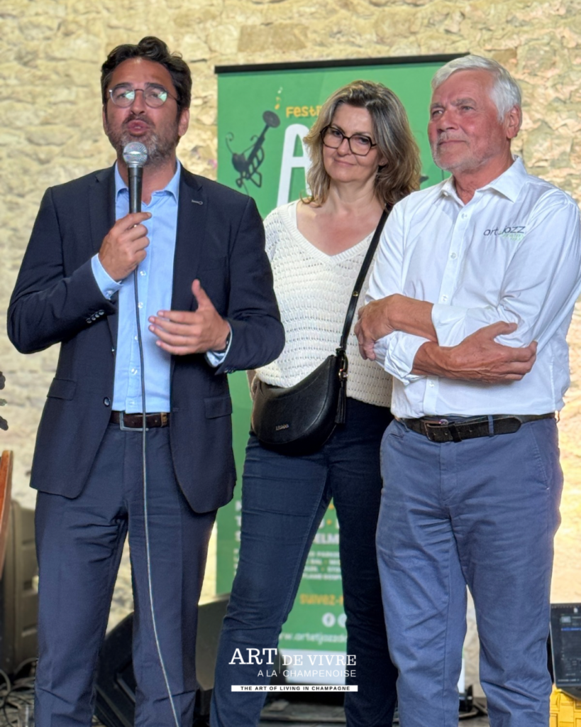 Arnaud Robinet prenant la parole lors de l'inauguration d'Art & Jazz dans ma cour 2026