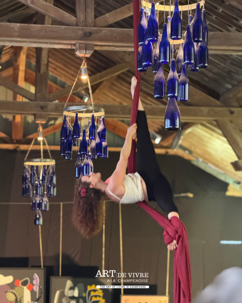 Artistes de cirque en représentation avant l'ouverture du festival à Hermonville