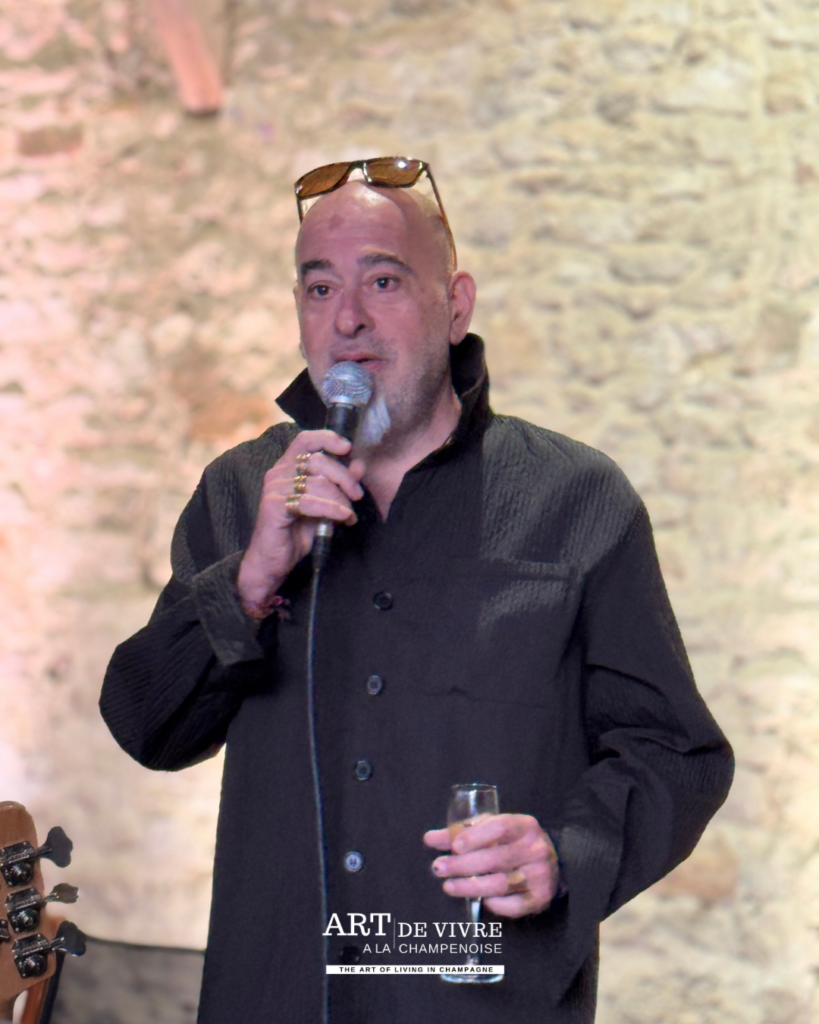 Stéphane Belmondo, parrain du festival, prenant la parole lors de la soirée Off à Hermonville