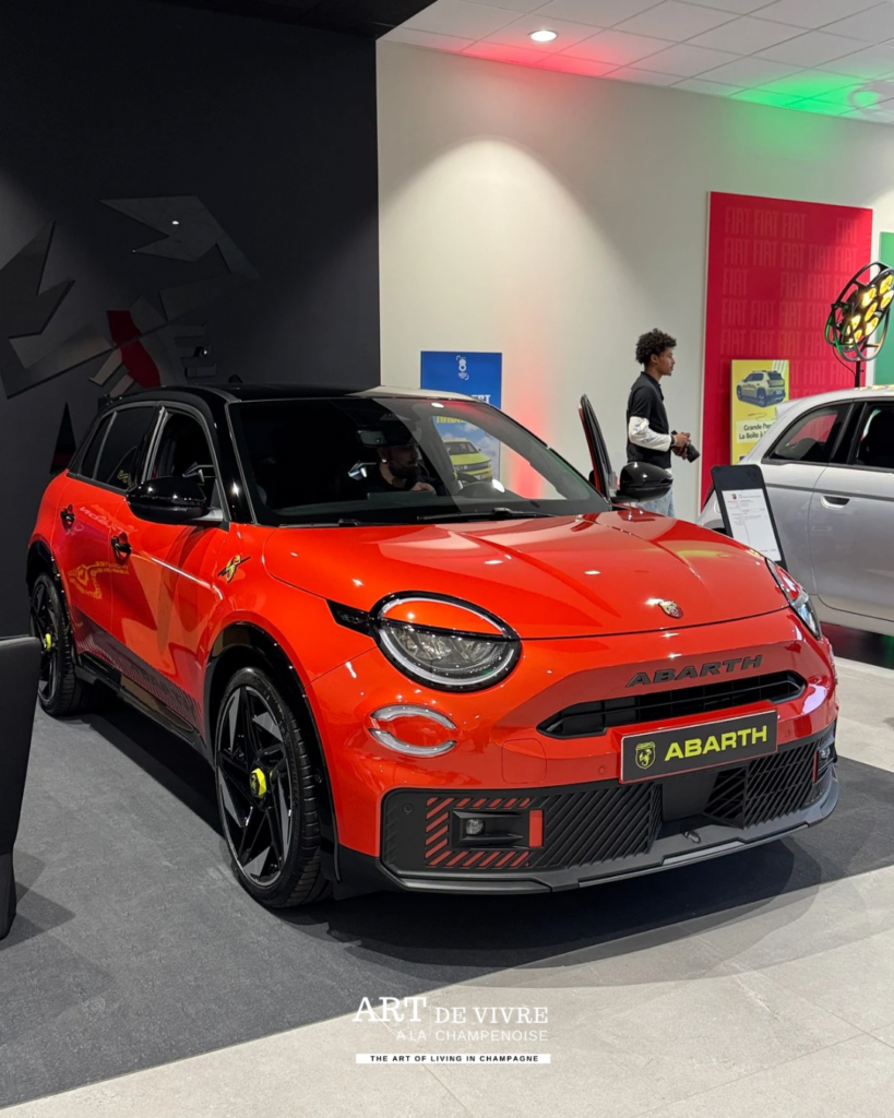 Modèles sportifs Abarth exposés lors de l'inauguration du pôle automobile