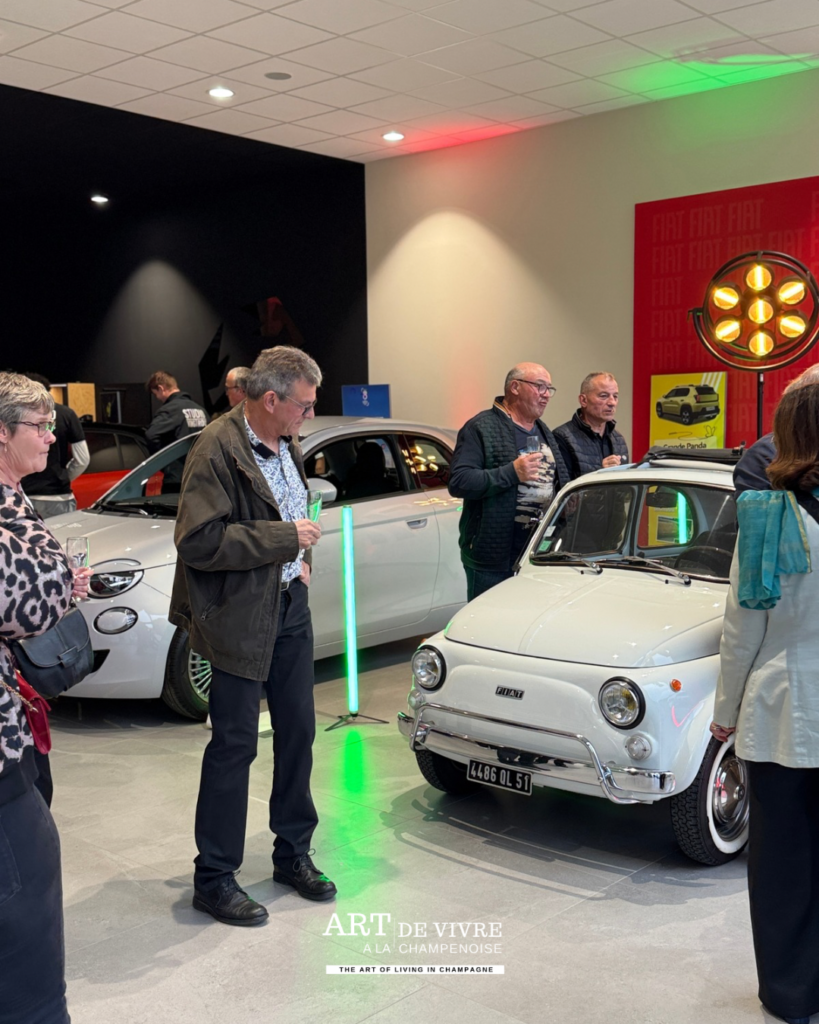 public autour de Fiat de collection présentées aux invités à Dizy