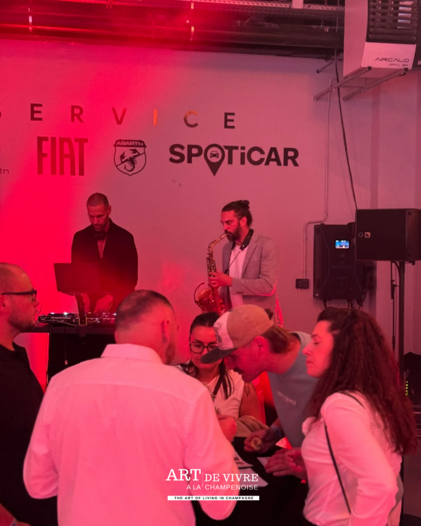 DJ set et saxophoniste animant l'inauguration du pôle multi-marques