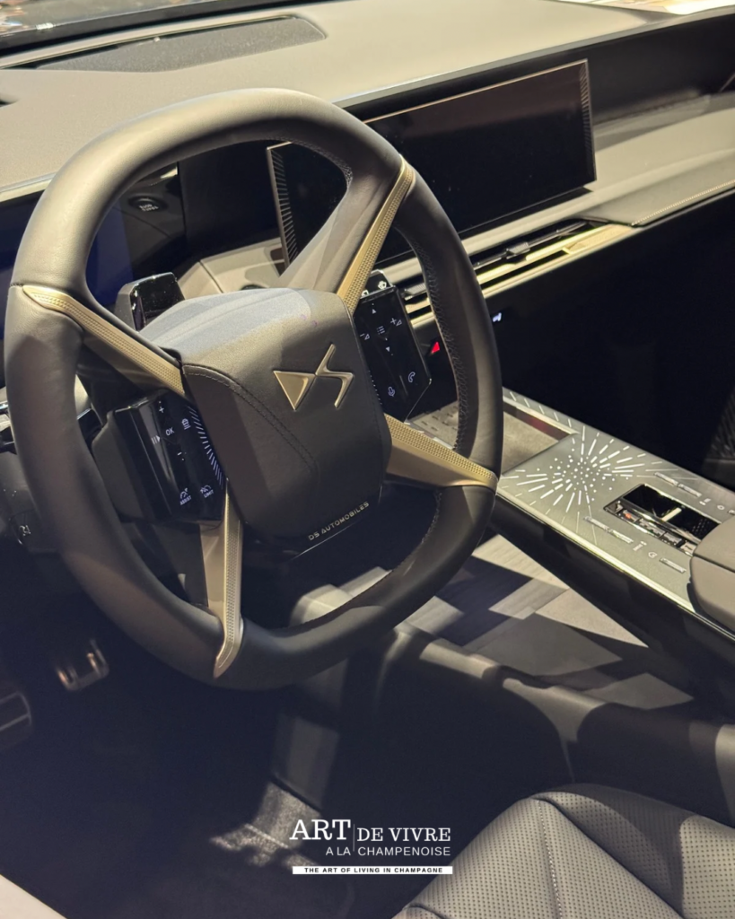 Habitacle DS N°8 exposée dans le showroom Auto Bernard de Dizy