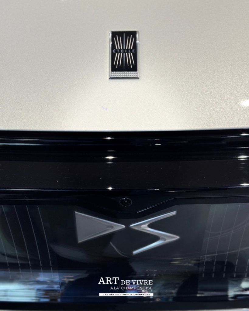 Calandre DS N°8 exposée dans le showroom Auto Bernard de Dizy