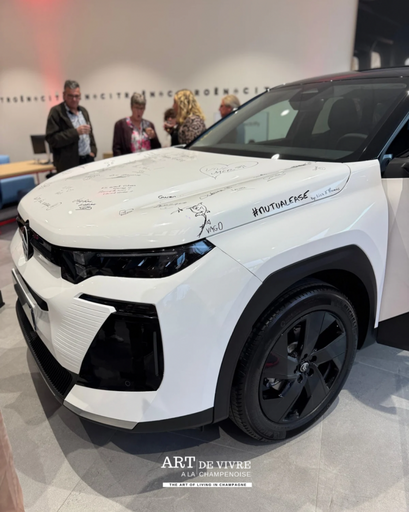 Voiture blanche personnalisée par les signatures des convives façon livre d'or