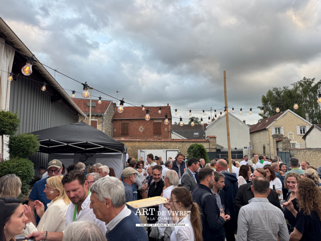 Invités réunis pour la soirée Off d'Art & Jazz dans ma cour à Hermonville