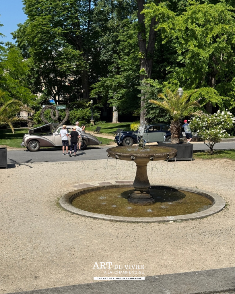 Public admirant les Delahaye à Épernay