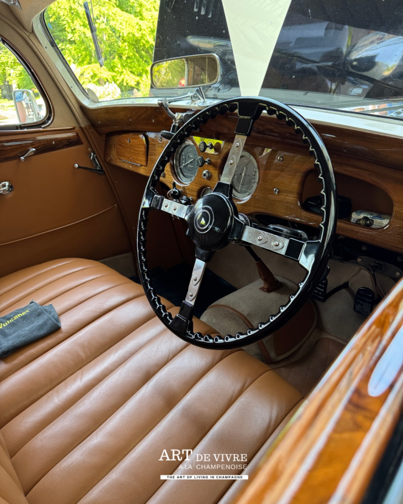 Détail intérieur bois d’une Delahaye de collection