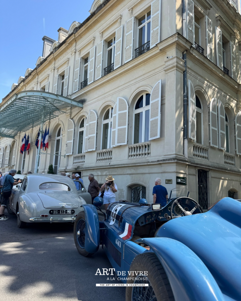 Public admirant les Delahaye à Épernay 2
