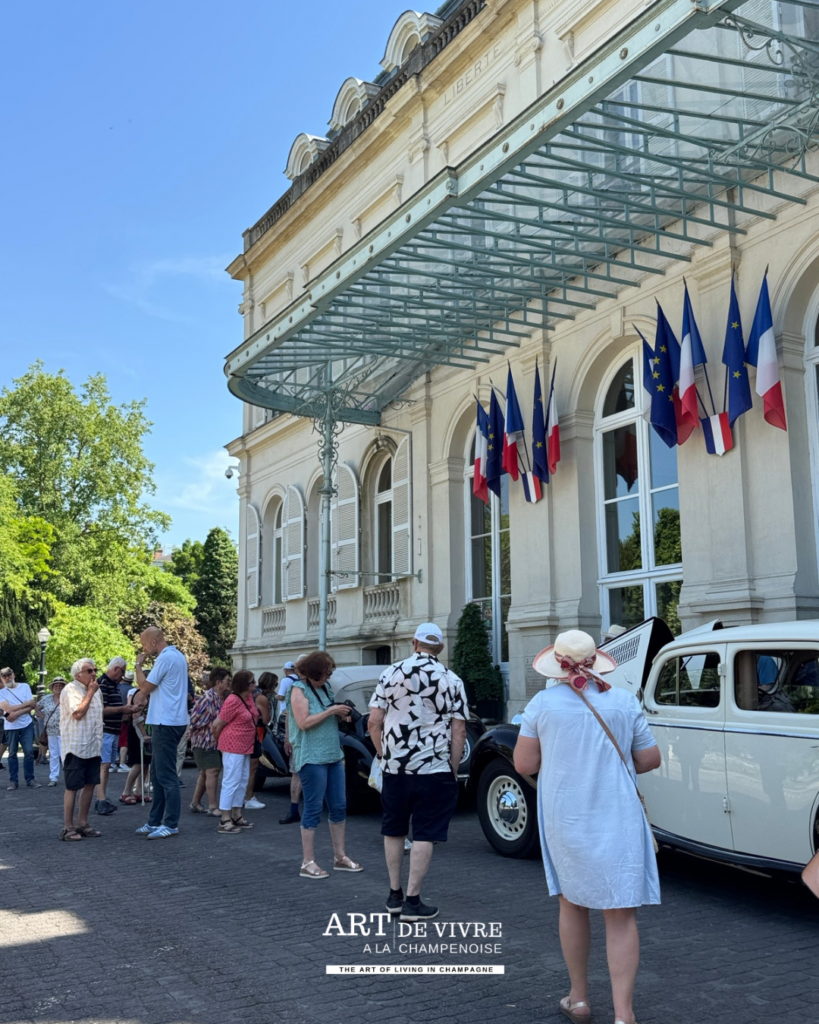 Public admirant les Delahaye à Épernay