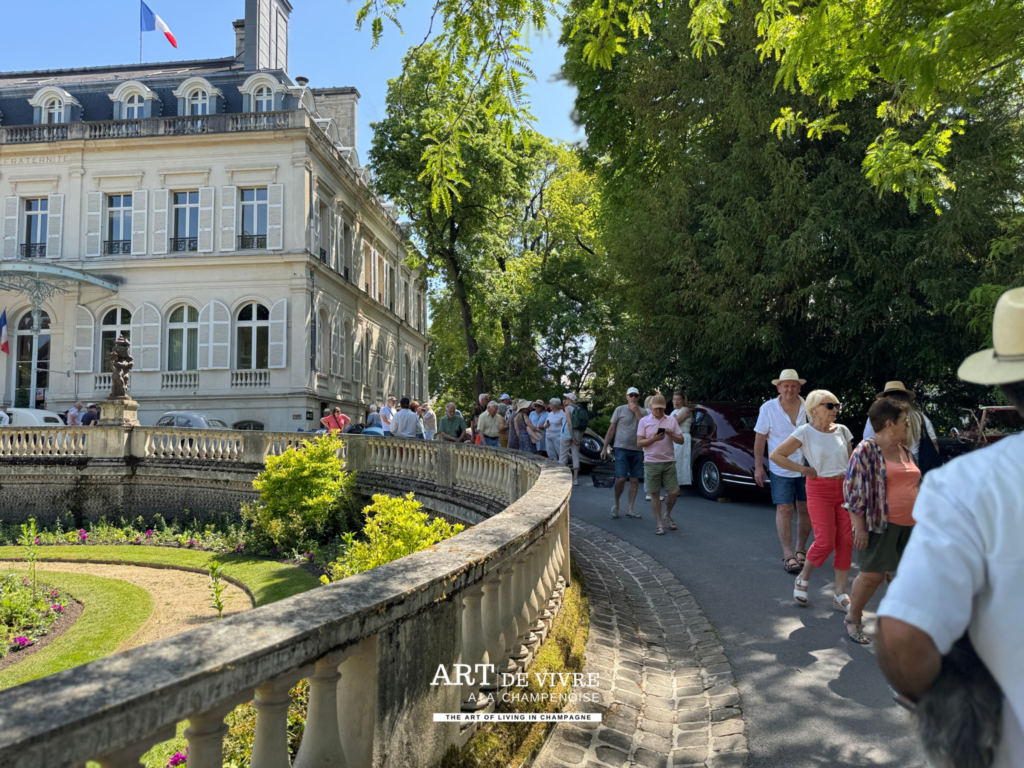 Public nombreux admirant les Delahaye à Épernay